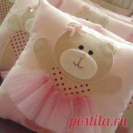 А как вам этот милый мишка?:) по-моему, мамы девочек должны сейчас со скоростью света кинуться в 