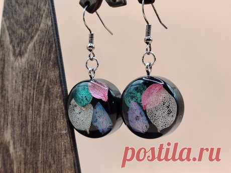 Серьги из эпоксидной смолы с лепестками