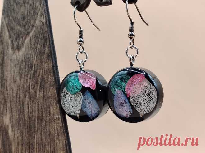 Серьги из эпоксидной смолы с лепестками