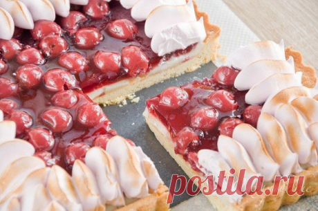 Тарт с ванильным кремом, вишнями и меренгой.