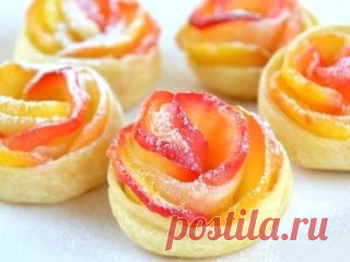 5 САМЫХ ЛУЧШИХ РЕЦЕПТОВ С ЯБЛОКАМИ 🍎
1. Ароматная шарлотка
ИНГРЕДИЕНТЫ:
● 2-3 яблока,
● 1 чашка муки (чашка 240 мл),
● 1 чашка белого мелкого сахара,
● 3 крупных яйца,
● щепотка соли,
● 1/2 ч.л. корицы,
● 1/2 ч.л. ванильной эссенции,
● 1 ст. л. крахмала (по желанию),
● сахарная пудра для присыпки (по желанию).
ПРИГОТОВЛЕНИЕ:
1. Нагреваем духовку до 180 градусов. Смешиваем муку, соль и корицу. Если добавляете крахмал, то и крахмал. Взбиваем яйца и сахар, пока масса немного не