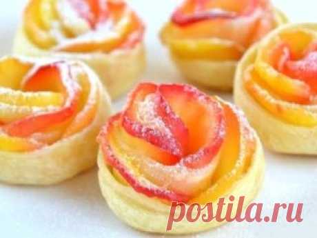 5 САМЫХ ЛУЧШИХ РЕЦЕПТОВ С ЯБЛОКАМИ 🍎
1. Ароматная шарлотка
ИНГРЕДИЕНТЫ:
● 2-3 яблока,
● 1 чашка муки (чашка 240 мл),
● 1 чашка белого мелкого сахара,
● 3 крупных яйца,
● щепотка соли,
● 1/2 ч.л. корицы,
● 1/2 ч.л. ванильной эссенции,
● 1 ст. л. крахмала (по желанию),
● сахарная пудра для присыпки (по желанию).
ПРИГОТОВЛЕНИЕ:
1. Нагреваем духовку до 180 градусов. Смешиваем муку, соль и корицу. Если добавляете крахмал, то и крахмал. Взбиваем яйца и сахар, пока масса немного не