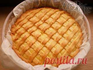 Очень  вкусный  пирог.
ПЕСОЧНЫЙ ЛИМОННЫЙ ПИРОГ
 Лимонный пирог – это не только очень вкусно и ароматно. Это еще очень красиво, ярко и солнечно! Такой пирог вмиг поднимет настроение и раскрасит яркими эмоциями любой, даже самый пасмурный день.
Ингредиенты:
Мука — 300 г;
Лимон — 1 шт.;
Масло сливочное — 180 г;
Сахарная пудра — 230 г;
Разрыхлитель теста – 8 г;
Яйцо — 3 шт.
Приготовление:
Итак, начинаем готовить пирог лимонный песочный. В большой миске смешиваем муку, разрыхлитель и 100 г сахар