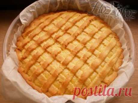 Очень  вкусный  пирог.
ПЕСОЧНЫЙ ЛИМОННЫЙ ПИРОГ
 Лимонный пирог – это не только очень вкусно и ароматно. Это еще очень красиво, ярко и солнечно! Такой пирог вмиг поднимет настроение и раскрасит яркими эмоциями любой, даже самый пасмурный день.
Ингредиенты:
Мука — 300 г;
Лимон — 1 шт.;
Масло сливочное — 180 г;
Сахарная пудра — 230 г;
Разрыхлитель теста – 8 г;
Яйцо — 3 шт.
Приготовление:
Итак, начинаем готовить пирог лимонный песочный. В большой миске смешиваем муку, разрыхлитель и 100 г сахар