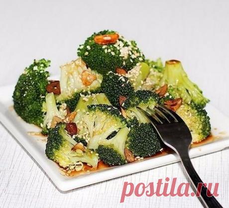 Теплый салат из брокколи с кунжутом