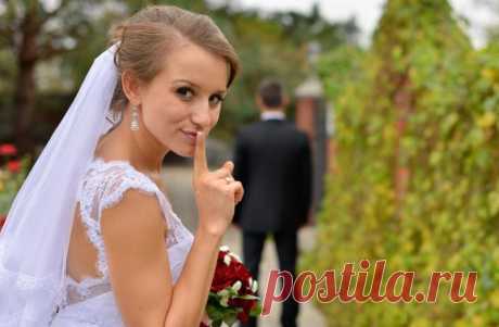 Свадебные приметы - 14 примет перед свадьбой

Вот несколько самых распространенных поверий и примет перед свадьбой:

1. Одно из самых известных поверий гласит о том, что жених не должен видеть свою будущую жену в подвенечном/свадебном платье до даты венчания или бракосочетания в ЗАГСе. Считается, что в противном случае свадьба не состоится или жизнь супругов в браке будет недолгой. И другие свадебные поверья: