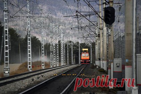 Расширение БАМа и Транссиба профинансируют за счет потребителей электричества. Нехватку средств «Россетей» на расширение электросетей для Транссиба и БАМа, которое проводят для увеличения провозных мощностей, власти решили закрыть за счет повышения тарифа на передачу электроэнергии, сокращения выплаты дивидендов и переноса финансирования инвестпрограммы.