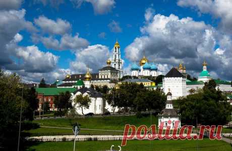 &quot;...купола в России кроют
чистым золотом,
что бы чаще Господь замечал...&quot;﻿
Сергиев -Посад