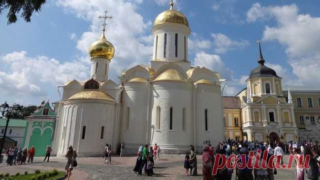 Число желающих поклониться иконе "Троица" растет