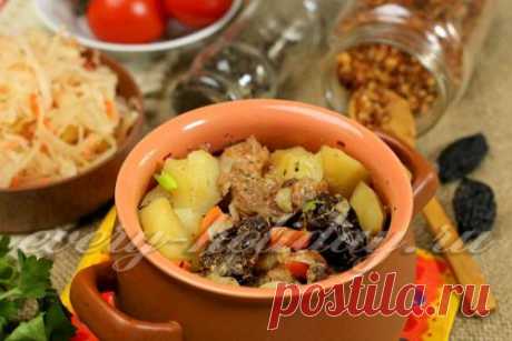 Мясо с черносливом в горшочках в духовке, рецепт с овощами