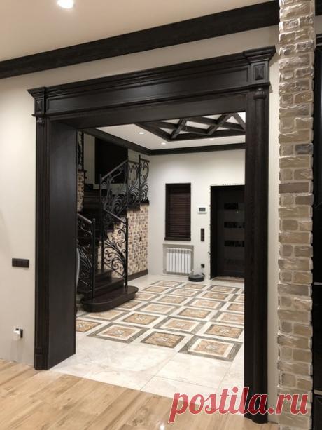 Добавьте аристократичности в Ваш интерьер, украсьте холодные белые стены Вашей гостиной порталом из массива дуба, превносящего теплоту векового дерева в интерьер. Материал: Массив дуба, МДФ шпонированный дубом, морилка, лак.