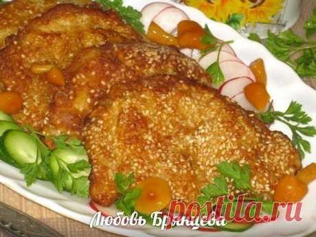 ОТБИВНЫЕ ИЗ СВИНИНЫ «ОСОБЫЕ»
автор Любовь Брянцева
Маринуются они в яйце и соевом соусе, имеют очень хороший вкус. Отбивные красивые и аппетитные.
Продукты: 4 свиные отбивные котлеты (80-100 г каждая), 4 ст.л. муки, 2 ст.л. кунжута, растительное масло для жарки, соль, перец, зелень по вкусу.
Маринад: 1 большое яйцо, 2-3 ч.л. соевого соуса, 1 ч.л. (без верха) меда, 1 ч.л. лимонного сока. Продукты взбить венчиком до однородного состояния. Без фанатизма!