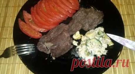 Говядина в красном вине

Взяли антрекотов 7 шт., залили в сотейник мариноваться в вине и поставили сотейник на маленький огонь на плиту (у нас электрическая на 2-ку) , но перед этим плиту разогрели хорошо. Как начало закипать, через 5 мин. от вина практически ничего не осталось, мясо всё вино себе забрало, пришлось доливать винцо, заодно и лучок закинули и мясцо томилось до готовности, только в конце подсолим, закинем не много базилика, кинзу, острый перец (1 шт.) и чеснок...