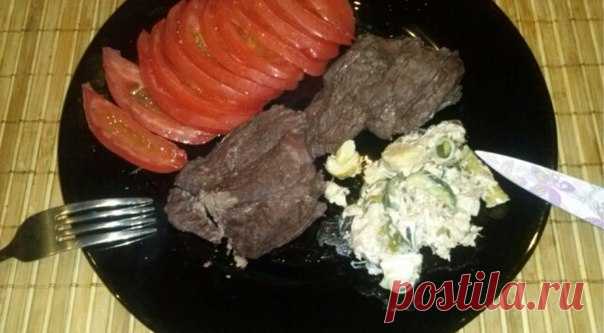 Говядина в красном вине

Взяли антрекотов 7 шт., залили в сотейник мариноваться в вине и поставили сотейник на маленький огонь на плиту (у нас электрическая на 2-ку) , но перед этим плиту разогрели хорошо. Как начало закипать, через 5 мин. от вина практически ничего не осталось, мясо всё вино себе забрало, пришлось доливать винцо, заодно и лучок закинули и мясцо томилось до готовности, только в конце подсолим, закинем не много базилика, кинзу, острый перец (1 шт.) и чеснок...