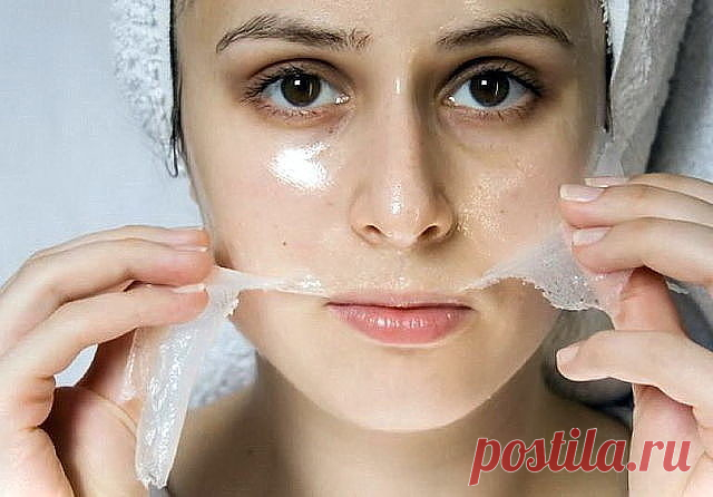 10 домашних масок, которые заменят ботокс и филлеры 
Не забудь сохранить себе 
 
Желатин — природный источник коллагена, который необходим для упругости кожи. 
 
Правила приготовления желатиновой маски: 
Используй обычный пищевой желатин. 
Заливай его только холодной водой (или молоком, или настоем трав, но обязательно холодным!). 
Соблюдай пропорцию 1 чайная ложка сухого желатина на 7 чайных ложек жидкости. 
Дай гранулам набухнуть в течение нескольких часов и убедись, что...
