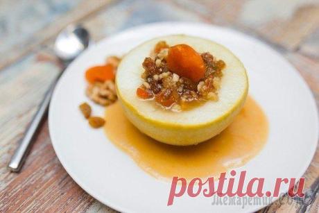 Запечённое яблоко, фаршированное сухофруктами