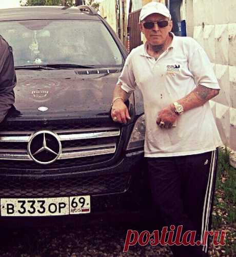 Какие-то ублюдки лазают по квартирам, у бабушек пенсии забирают, медали, ордена. Вот это я смотрю, я - Вор, да, я - Вор в законе, но на это смотрю, у меня сердце просто разрывается. Стоял бы я рядом, то всех - этих выродков в землю вбил бы, всех! Воруй, но ты знай у кого воруешь. Я ворую у такого, у которого два миллиона пропадёт, он их сам не заметит, он сам не помнит сколько у него денег.

Александр Северов