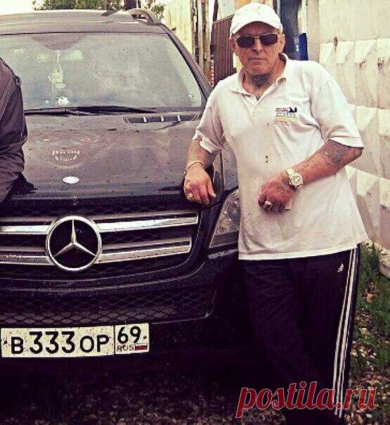 Какие-то ублюдки лазают по квартирам, у бабушек пенсии забирают, медали, ордена. Вот это я смотрю, я - Вор, да, я - Вор в законе, но на это смотрю, у меня сердце просто разрывается. Стоял бы я рядом, то всех - этих выродков в землю вбил бы, всех! Воруй, но ты знай у кого воруешь. Я ворую у такого, у которого два миллиона пропадёт, он их сам не заметит, он сам не помнит сколько у него денег.

Александр Северов