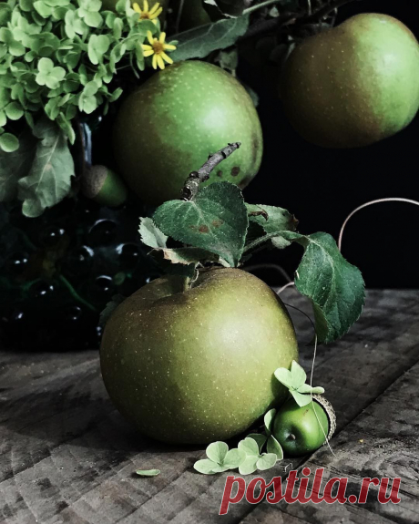 Тишина на душе, что-то в ней, как вино отыграло, 
Дождь уходит из парка в листве пожелтевшей шурша, 
Не грустите, мадам, что пришло ваше лето к финалу, 
Осень в этой поре, в листопад, как и вы хороша.