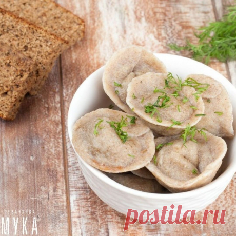 Ржаные пельмени👩‍🍳 .
.
Ингредиенты:
🥟мука ржаная &quot;Рязаночка&quot; - 2 ст.
🥟яйца - 2 шт. .
🥟масло растительное - 2 ст. л. .
🥟лук - 1 шт.
🥟фарш - на ваше усмотрение
🥟вода - 125 мл
🥟соль, специи - по вкусу .
.
Приготовление:
🥄взбить яйца с солью, маслом и подогретой водой;
🥄полученную массу вылить в 1 стакан муки, перемешать, поставить на огонь и нагревать, помешивая - тесто должно полностью прогреться;
🥄в нагретое тесто добавить второй стакан муки, вымесить, накрыть п...