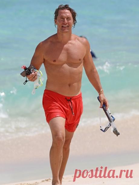 Мужній Меттью МакКонахі на Гавайських островах.