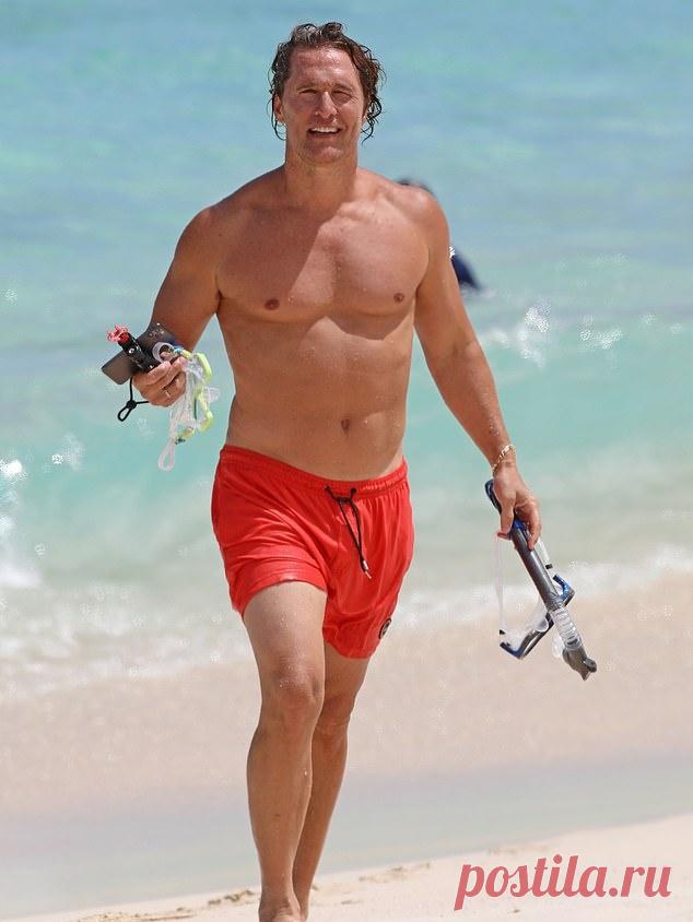 Мужній Меттью МакКонахі на Гавайських островах.
