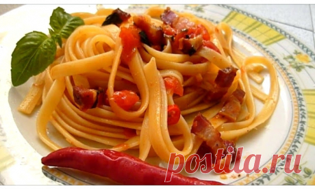 Итальянская традиционная паста аматричана - Pasta all'Amatriciana. 
Соус для пасты алла аматричана готовят с беконом, сыром пекорино и помидорами.
