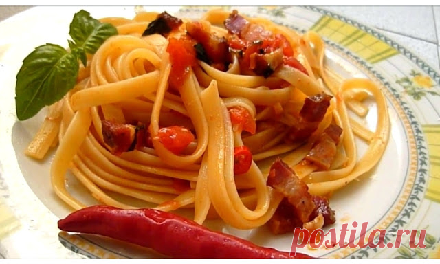 Итальянская традиционная паста аматричана - Pasta all'Amatriciana. 
Соус для пасты алла аматричана готовят с беконом, сыром пекорино и помидорами.