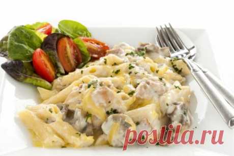Слоеный салат с куриным филе, грибами и сыром, рецепт с фото — Вкусо.ру
