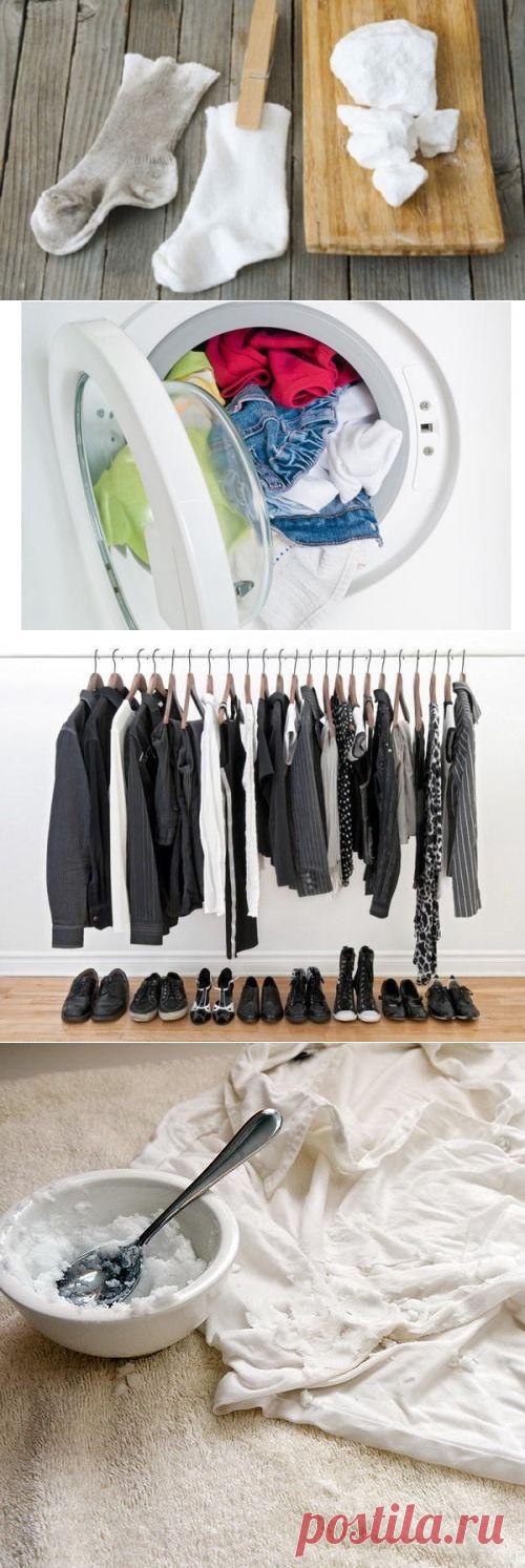 10 бюджетных идей для эффективной стирки/1Белоснежным- Замочите грязные вещи в горячей воде с добавлением стирального порошка, измельченной таблетки для посудомоечной машины и отбеливателя.
/2Чтобы вернуть яркость добавьте чашку поваренной соли во время полоскания.
3 охранить черный  поможет сваренный кофе или крепкий чай. Просто добавьте остывший напиток в цикл полоскания. Кофеин вернет одежде глубокий черный оттенок