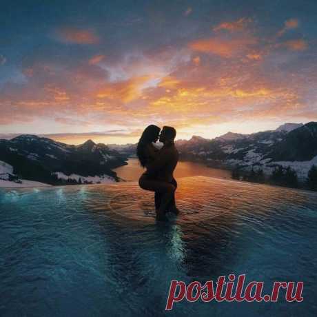 Отношения. Они не начинаются с постели. Не начинаются с предложения давай встречаться. Или с первого поцелуя. Они начинаются, когда ваши руки сами по себе переплетаются, и потом их очень сложно разъединить. Именно с этой секунды, вы – пара.