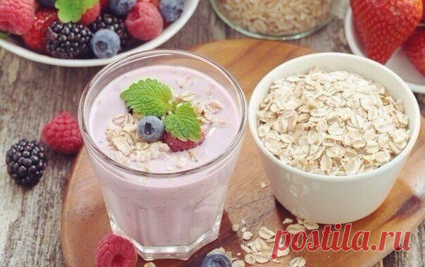 Смузи с овсяными хлопьями, бананами и малиной