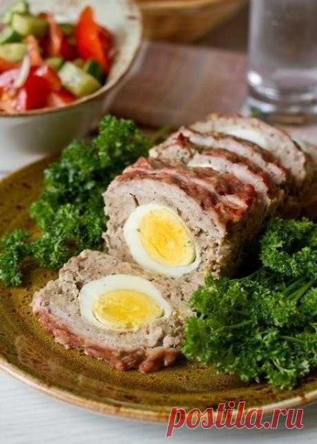 МЯСНОЙ РУЛЕТ С ВАРЕНЫМИ ЯЙЦАМИ Ингредиенты на 6 порций: 800 г свиного, говяжьего или смешанного фарша (у меня свинина) 3-4 ломтика белого хлеба 2 небольших луковицы 2 зубчика чеснока 1 сырое яйцо 4-6 варенных вкрутую яиц 1 ст.л. вустерского соуса небольшой пучок петрушки соль и перец п