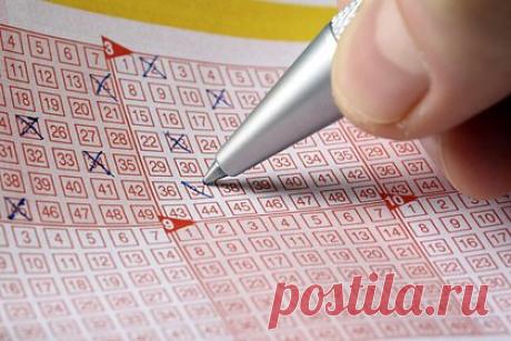 Россиянин выиграл миллиард рублей в лотерею. Житель Тюмени выиграл миллиард рублей — главный приз новогоднего тиража «Русского лото». В «Столото» поздравили счастливчика, уточнив, что это уже третий участник новогодних розыгрышей, который выиграл миллиард рублей. Всего по итогам праздничного тиража было разыграно почти 2,8 миллиарда рублей.