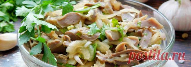 Маринованные куриные желудки с луком и чесноком • Рецепт Очень вкусные и ароматные домашние маринованные куриные желудки с луком и чесноком. Эта восхитительная закуска, приготовленная с зеленью, соевым соусом и уксусом украсит любой праздничный стол.