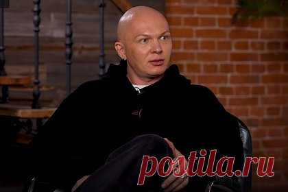 Стилист Гоша Карцев назвал способ отличить богача от бедняка. Стилист Гоша Карцев назвал способ отличить богатого человека от бедняка. Модный эксперт рассказал, что люди с низким доходом, в отличие от богачей, как правило, чаще носят наряды с обилием логотипов. «Вот у тебя на куртке написано Palm Angels, а у меня — Balenciaga. Мы небогатые люди», — уточнил он.