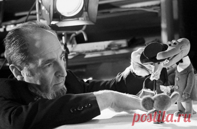 История в фотографиях | Чёрт побери Далее вас ждут любопытные снимки, которые расскажут много нового о том, что случилось многим годами ранее. На съемках мультфильма «Шапокляк», 1974 год, СССР  Коллективная молитва в одной из сект, 28 октября 1992 года, Москва  Билл Гейтс после броска в него тортом, 4 февраля 1998 года, Брюссель  Реставрация флага «Star Spangled Banner», 1998 год, США  У киоска Спортлото, 1980–е годы, СССР  Торговля сигаретами на улице, 1997 год, Москва  С...