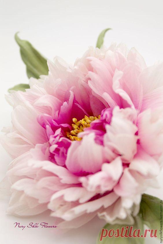 Край лепестка
макает в рассветное небо
розовый пион

 Белая Луна