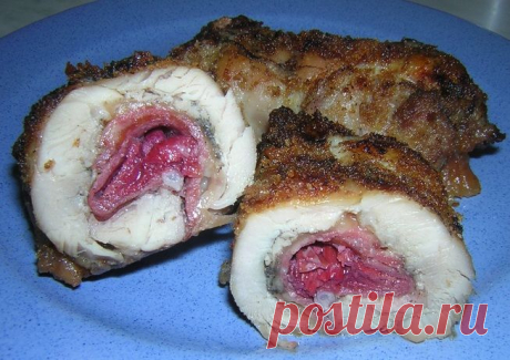 Куриные рулетики с вишней, колбасой и сыром » Жрать.ру