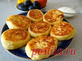 ТОП-6 ЛЮБИМЫХ БЛЮД ИЗ ДЕТСТВА
1. Творожная запеканка 
ИНГРЕДИЕНТЫ:
● Творог – 400 г
● Молоко – 1 ст. (200 мл)
● Яйцо куриное – 1 шт.
● Сахар – 4 ст. л.
● Соль – 1 ч. л.
● Крупа манная – 40 г
● Масло сливочное – 40 г
ПРИГОТОВЛЕНИЕ:
Творог размять вилкой до однородности, убрать крупные комки. Если творог сильно сухой, прокрутить его через мясорубку. Никаких комбайнов, миксеров и блендеров использовать не стоит. Запеканка не любит «лишнего» кислорода, который вбивают в творог совре