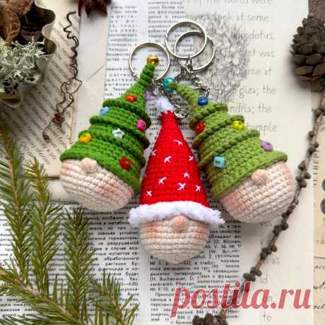 PDF Новогодний Гном крючком. FREE crochet pattern; Аmigurumi doll patterns. Амигуруми схемы и описания на русском. Вязаные игрушки и поделки своими руками #amimore - гном к Новому году, маленький гномик из обычной пряжи, кукла, куколка, ёлочная игрушка, брелок.