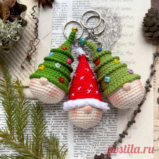 PDF Новогодний Гном крючком. FREE crochet pattern; Аmigurumi doll patterns. Амигуруми схемы и описания на русском. Вязаные игрушки и поделки своими руками #amimore - гном к Новому году, маленький гномик из обычной пряжи, кукла, куколка, ёлочная игрушка, брелок.