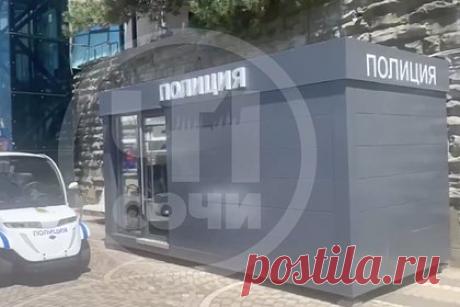 Мужчина прилюдно ублажал себя в воде на пляже в центре Сочи и попал на видео. Задержание мужчины, который прилюдно ублажал себя в воде на пляже в центре Сочи, попало на видео. Как уточняет источник, отдыхающие на пляже сообщили в полицию Центрального района, что заметили, как в море неизвестный молодой человек занимается самоудовлетворением. На место прибыли правоохранители.