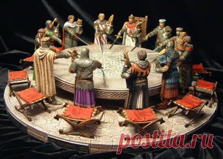 Круглый стол Помните, у рыцарей короля Артура был круглый стол? Сделайте такой же в вашем общем офисе — и как можно чаще за ним встречайтесь. Если нельзя разместить в одной комнате оба подразделения (маркетинг и продажи), то, может, стоит поселить в одном кабинете обоих руководителей? Рискнете? — Из новой книги Игоря Манна, Анны Турусиной и Максима Батырева &quot;Согласовано. 25 способов примирить маркетинг и продажи&quot; (