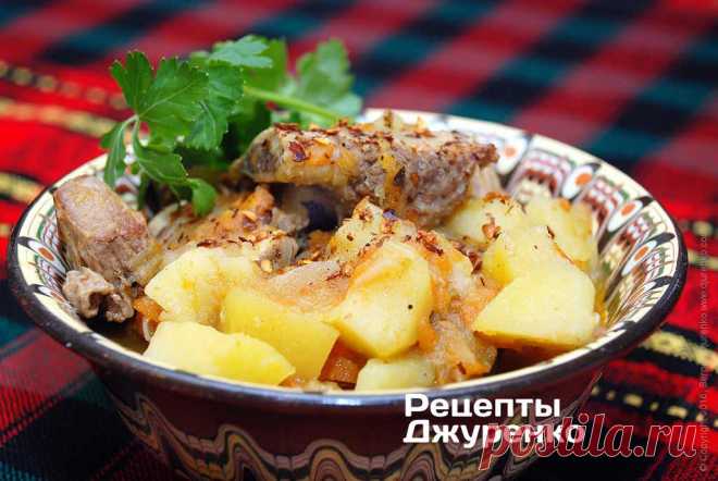 Картошка с ребрами в соусе — тушеная говядина с картофелем. Пошаговый рецепт Сергея Джуренко Картошка с ребрами в соусе с овощами. Вкусное мясное блюдо из говяжьих ребер, обжаренных затем тушеных в соусе с картофелем.