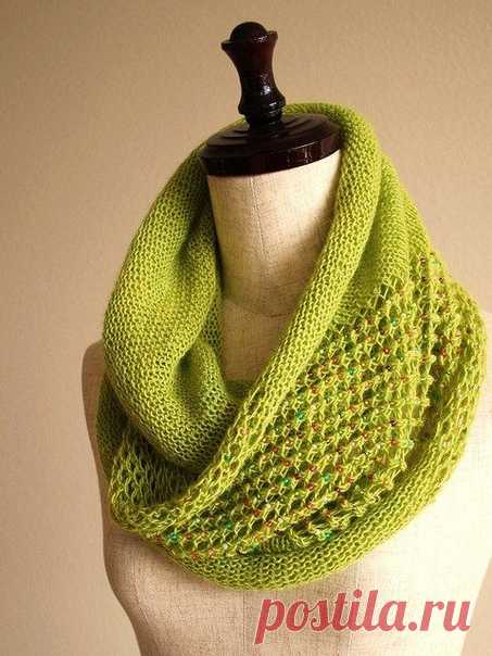 ШАРФ СНУД С БИСЕРОМ
описание:
Размер готового изделия: ширина 36 см, длина 112 см
Материалы: 1 моток MalabrigoYarn Lace (50 гр/470 ярдов (428 м), бисер №8 – 728 шт;
Спицы: круговые 5 мм( 8США) длиной 60-80 см, крючок 0,75 мм / (14 США)
Плотность вязания: 4,5 п х 7,5 р=1х1 дюйм (2,54х2,54 см) лиц. гладью.
Описание работы:
Коул вяжется по кругу, бисер ввязывается в процессе вязания с помощью крючка (см. фото- или видео мастер-класс, доступные в сети)
Набрать 200 п, замкнуть ...