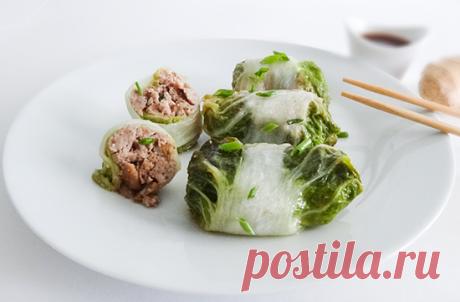 Голубцы – традиционное для многих народов блюдо. Суть приготовления этого блюда состоит в заворачивании начинки в капустные листья и последующей тепловой обработке. Голубцы готовят из разных видов капусты – белокочанной, пекинской, савойской. Начинки для голубцов бывают из свинины, говядины, птицы, рыбы и различных комбинаций овощей, грибов и специй. Сегодня приготовим на пару китайские голубцы (Chinese...Приготовим ?