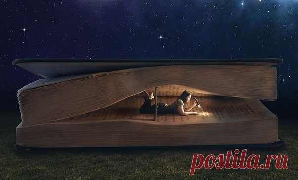 А небо читается книгой из детства,
С фонариком ярким за жёлтым стеклом,
В тени покрывала - отличного средства,
Чтоб взять себе другом новёхонький том.

Ещё не разрезаны звёзды-страницы
На множество ярких сюжетов-комет.
Но как же восторженно видится-спится
Под голос поставленный вдумчивых лет!

Обложки облиты впотьмах киноварью,
Которой чертили смещение Лун.
Смеются из прошлого кельты и арии,
Успев всё изведать при помощи рун.

Наталья Самошкина