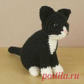 PDF AmiCats Tuxedo Cat - amigurumi cat CROCHET PATTERN ***Please note that I sell PDF crochet patterns (see Delivery Information below), NOT completed items! As such, all sales are FINAL.***  An original crochet amigurumi Tuxedo Cat pattern from the AmiCats range by June Gilbank.  Yarn: worsted weight yarn in black and white  Hook: US E / 3.5mm