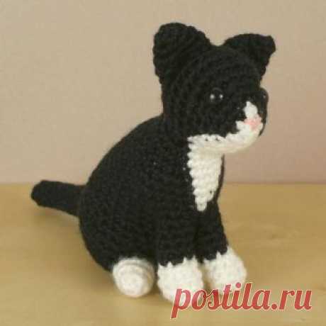 PDF AmiCats Tuxedo Cat - amigurumi cat CROCHET PATTERN ***Please note that I sell PDF crochet patterns (see Delivery Information below), NOT completed items! As such, all sales are FINAL.***  An original crochet amigurumi Tuxedo Cat pattern from the AmiCats range by June Gilbank.  Yarn: worsted weight yarn in black and white  Hook: US E / 3.5mm